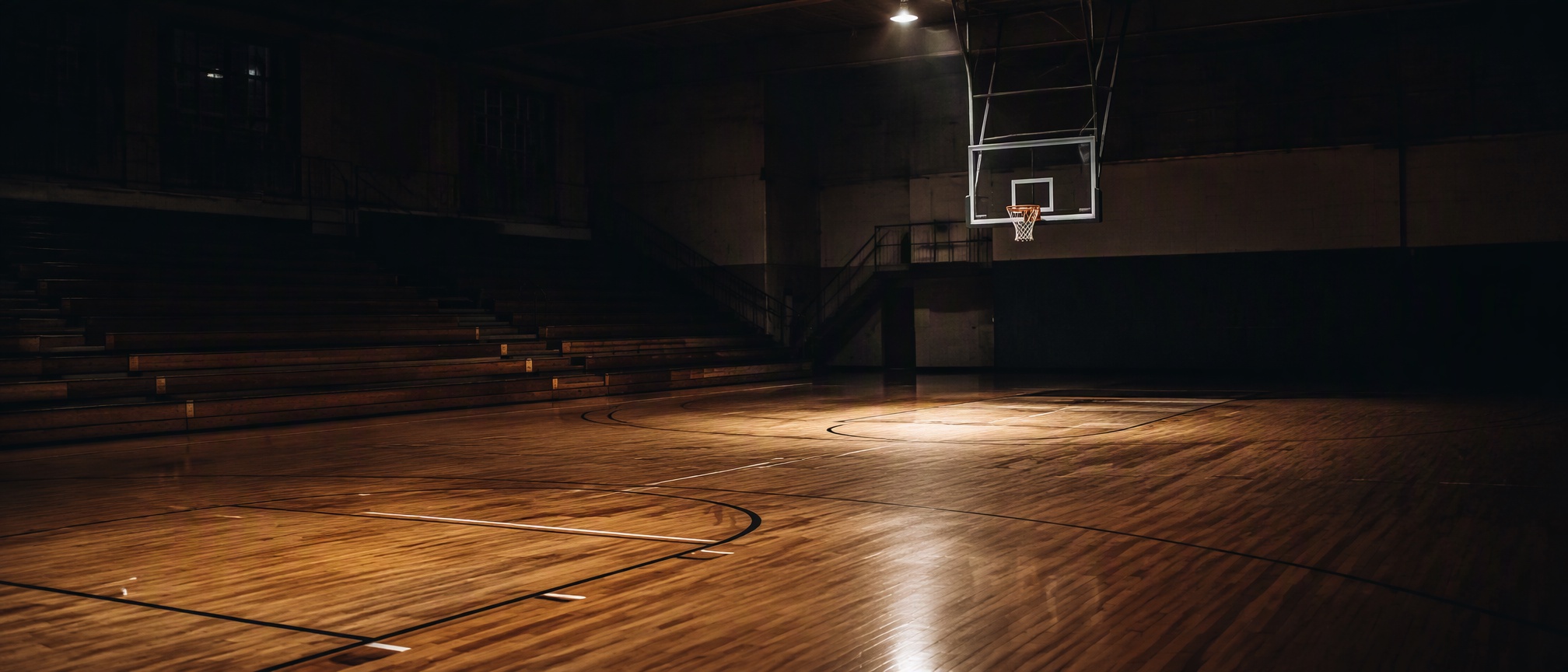Gymnase de basketball sombre avec panier éclairé — THE ELITE SIX™